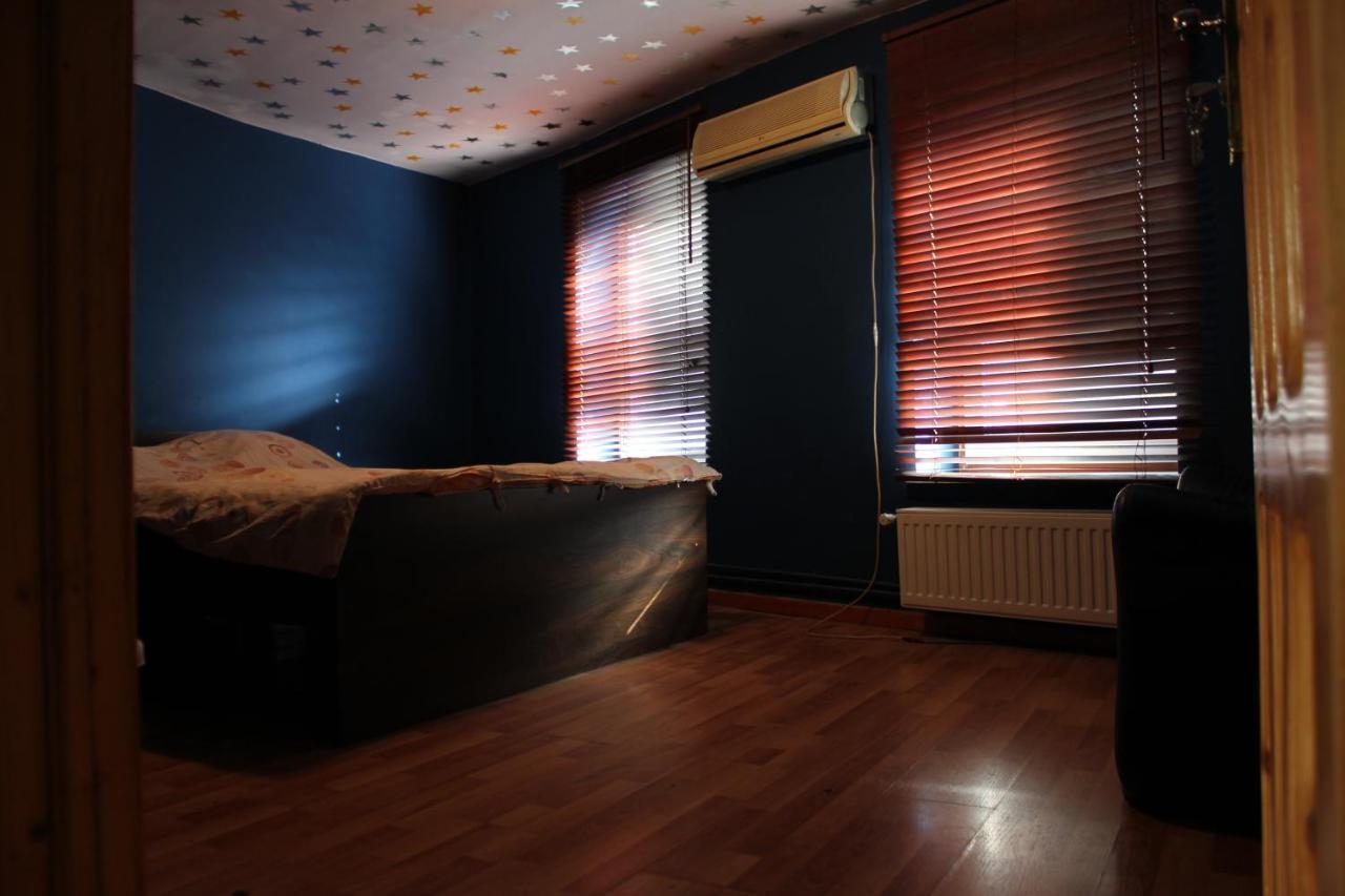 Fun House Hostel Boekarest Kamer foto