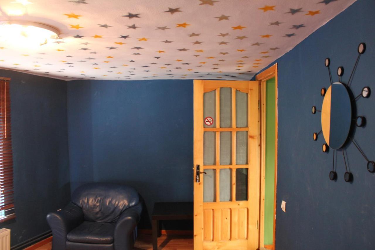 Fun House Hostel Boekarest Kamer foto