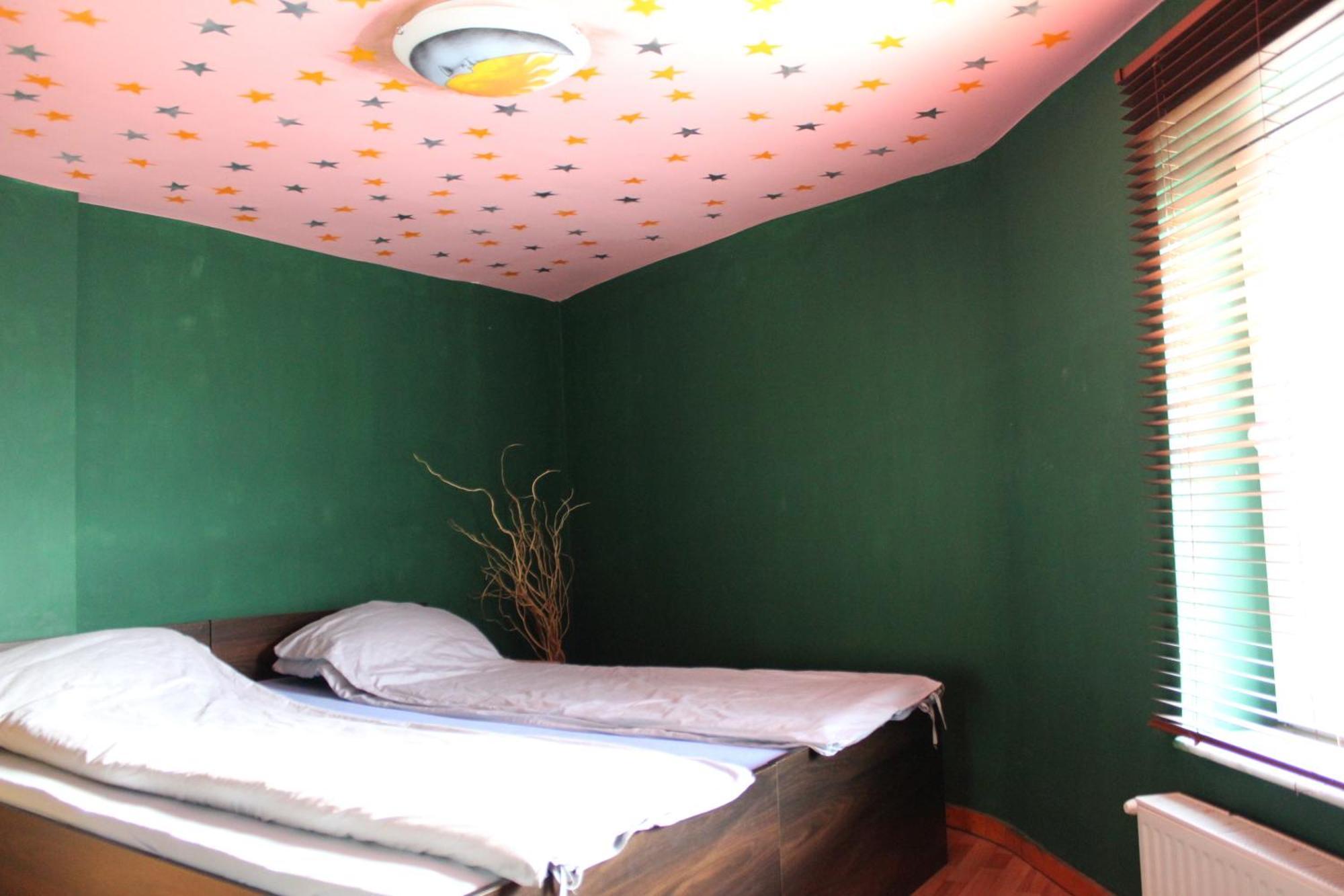 Fun House Hostel Boekarest Buitenkant foto