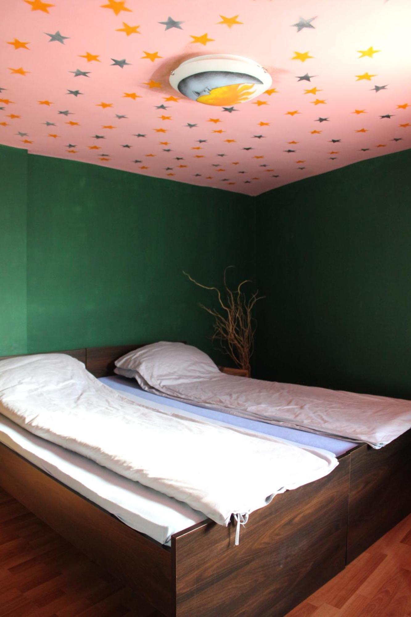 Fun House Hostel Boekarest Buitenkant foto