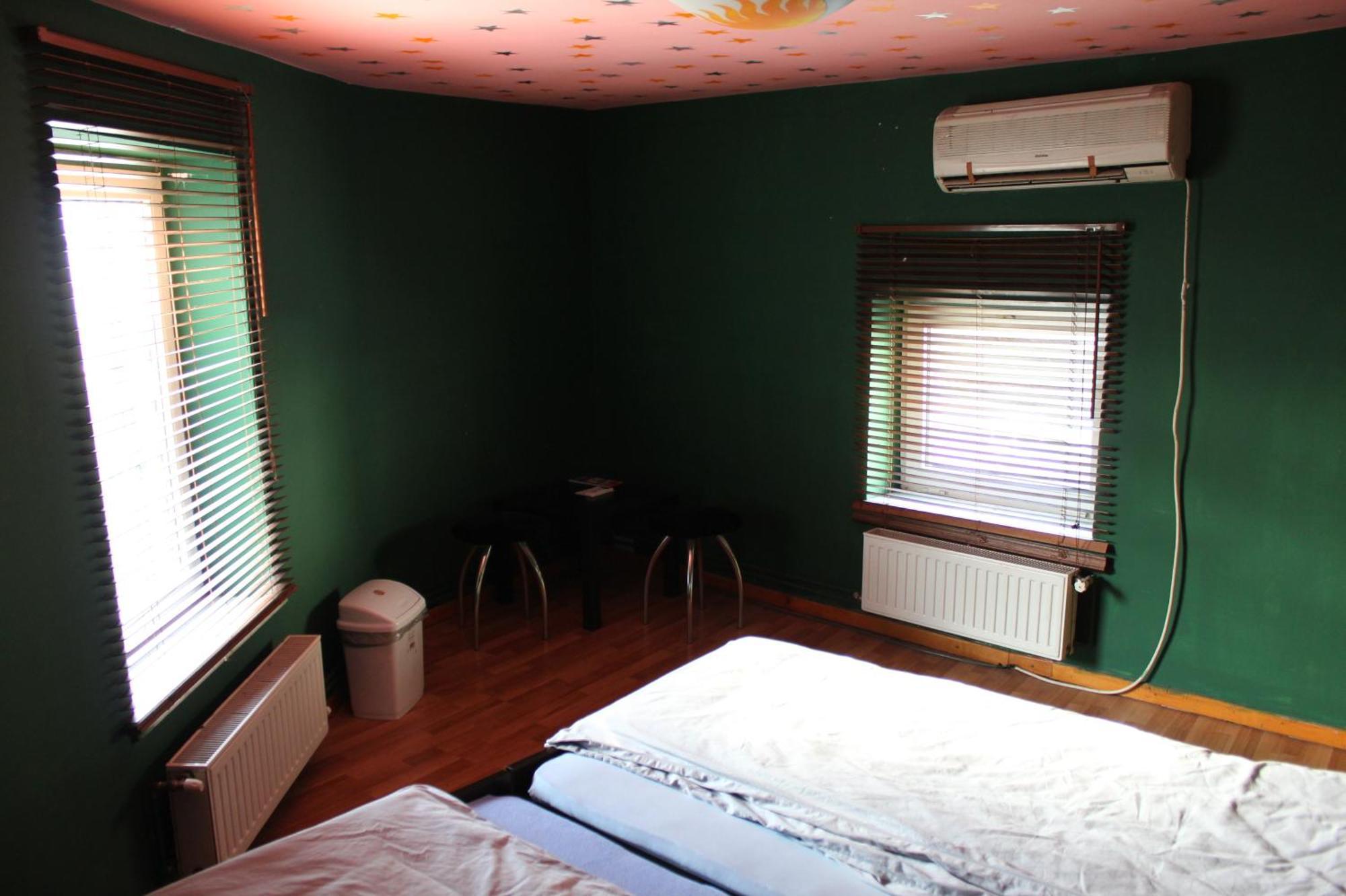 Fun House Hostel Boekarest Buitenkant foto