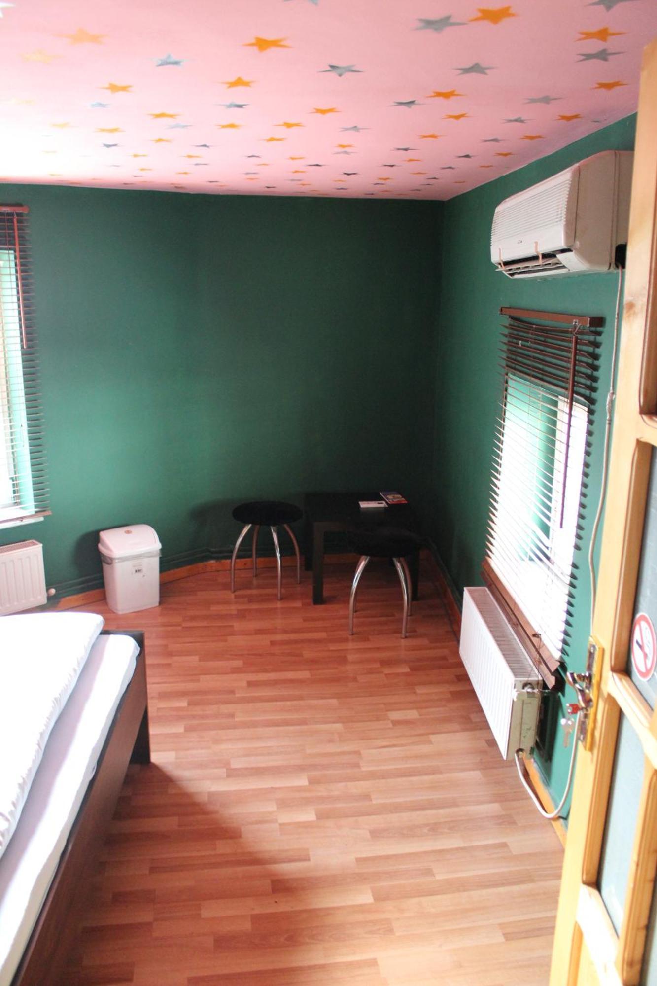 Fun House Hostel Boekarest Buitenkant foto