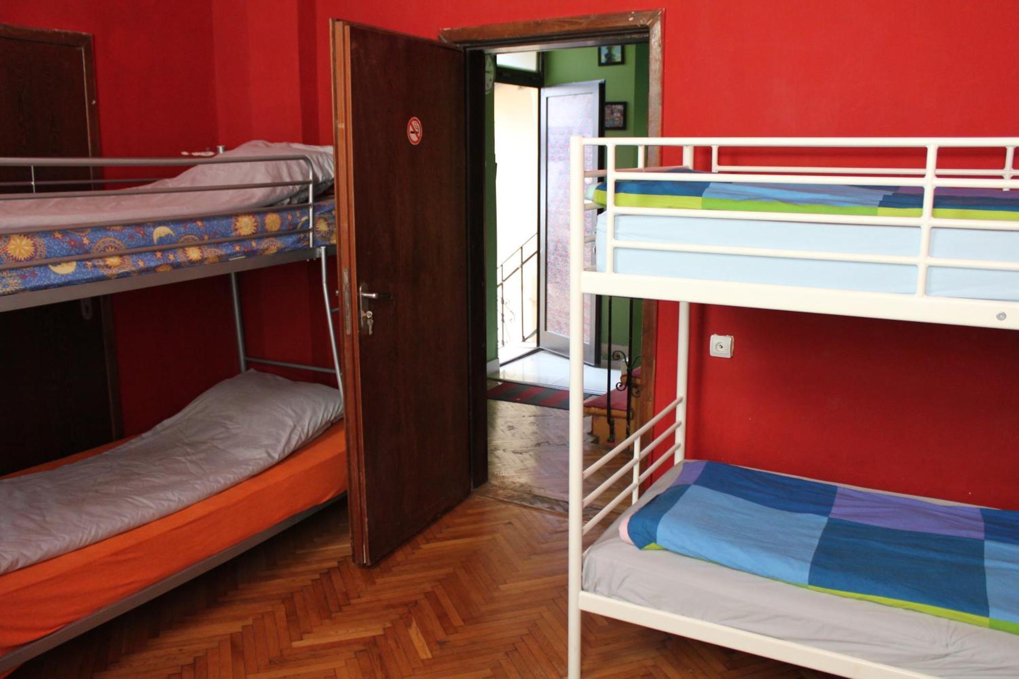 Fun House Hostel Boekarest Buitenkant foto
